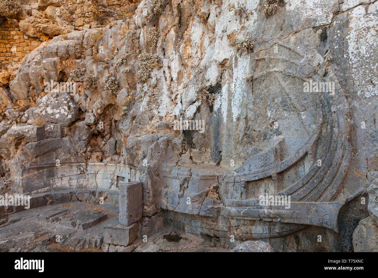 Barco Helénico esculpido en la roca, Acrópolis, Pueblo de Lindos, Isla de Rodas, Dodecaneso, Grecia Foto Stock