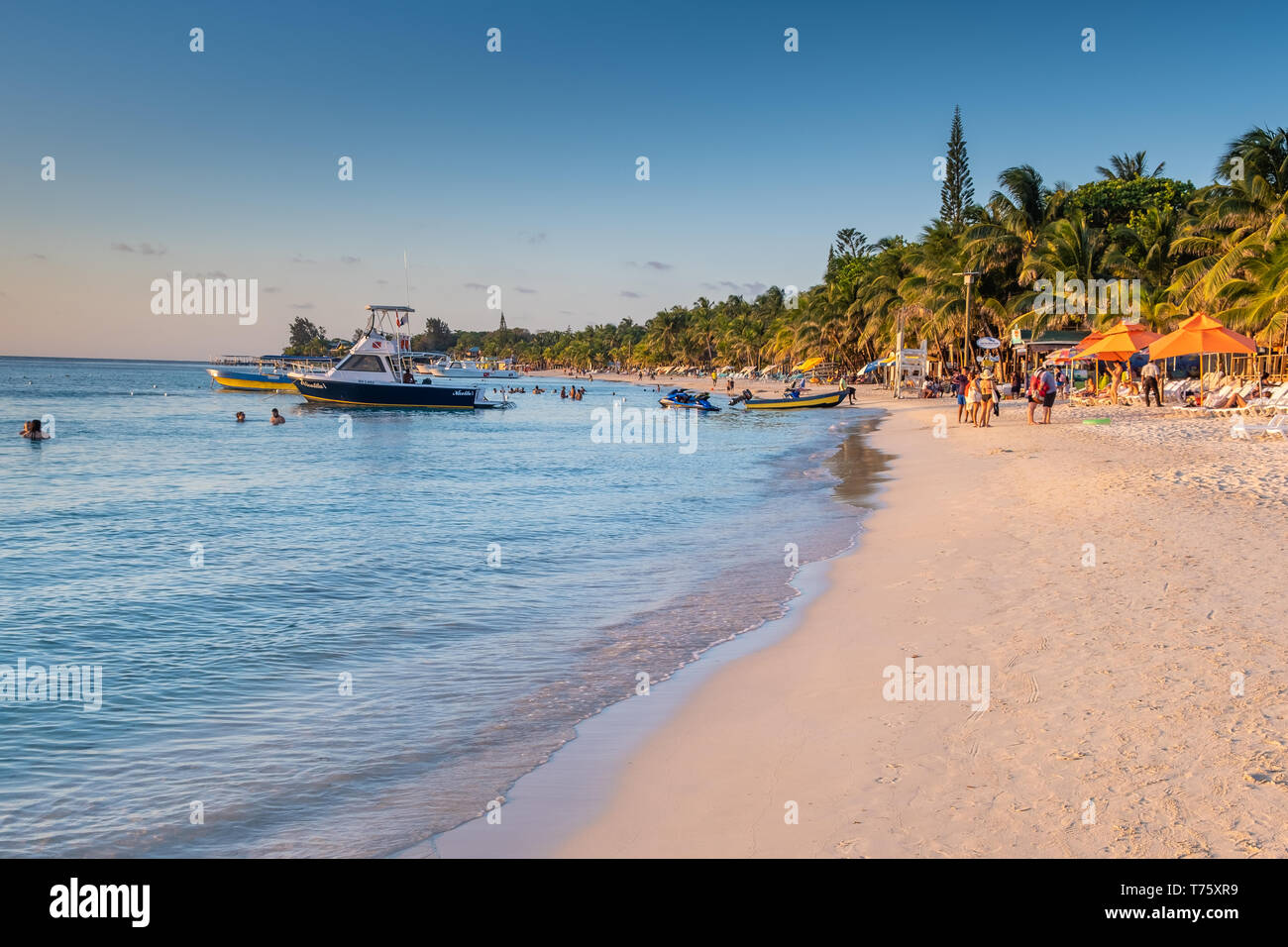 Bel tramonto proietta una luce calda su West Bay Beach in Roatan Honduras. Foto Stock