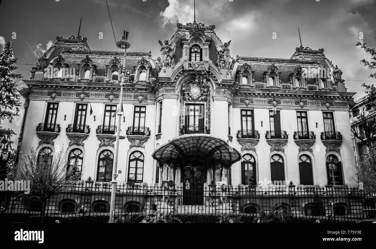Nero e bianco edificio storico a Bucarest Foto Stock