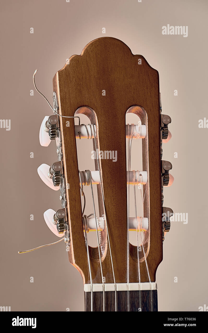 Spagnolo paletta per chitarra classica su uno sfondo nero Foto stock - Alamy