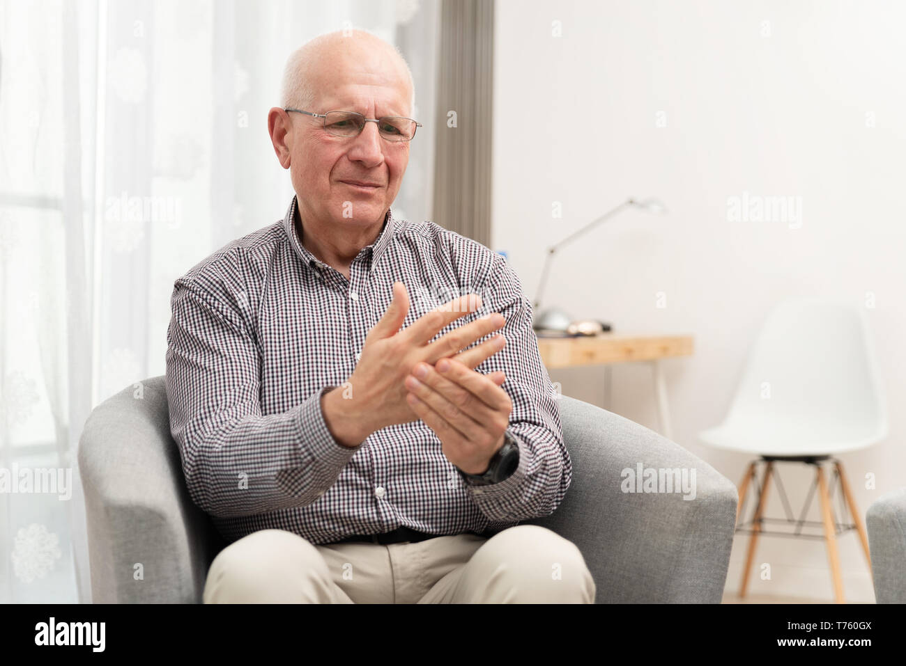 Anziani maschio è esprimere il dolore. Artrite, artrite, dolori concept Foto Stock