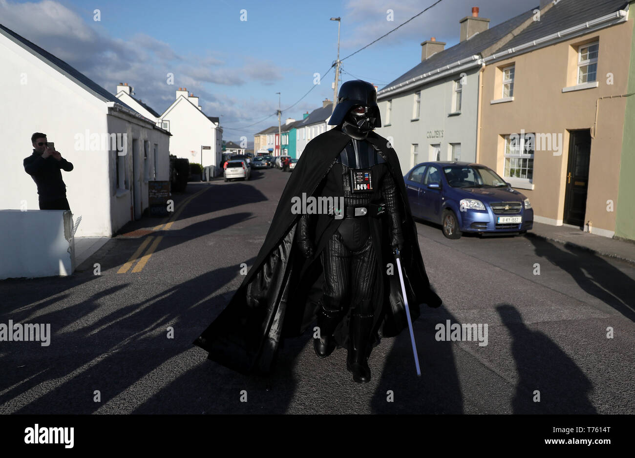 Un membro della '501Legion Irlanda Garrison' vestita come Darth Vader arriva per il Maggio 4 Festival in Portmagee, dove le scene di Star Wars sono state filmate. Foto Stock