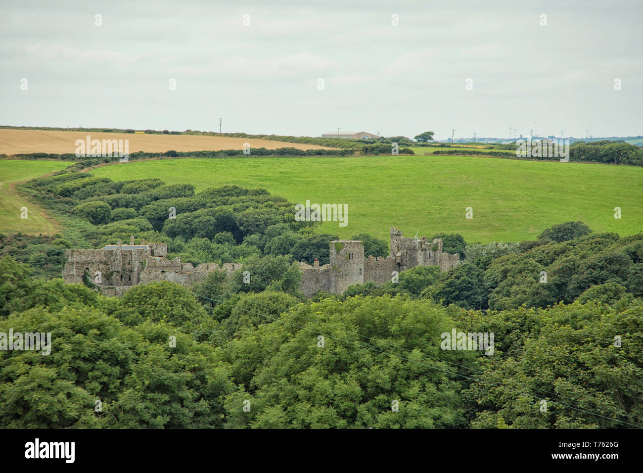 Il Normanno Manorbier Castle giacente nel verde della campagna del Galles occidentale ,UK, Europa Foto Stock