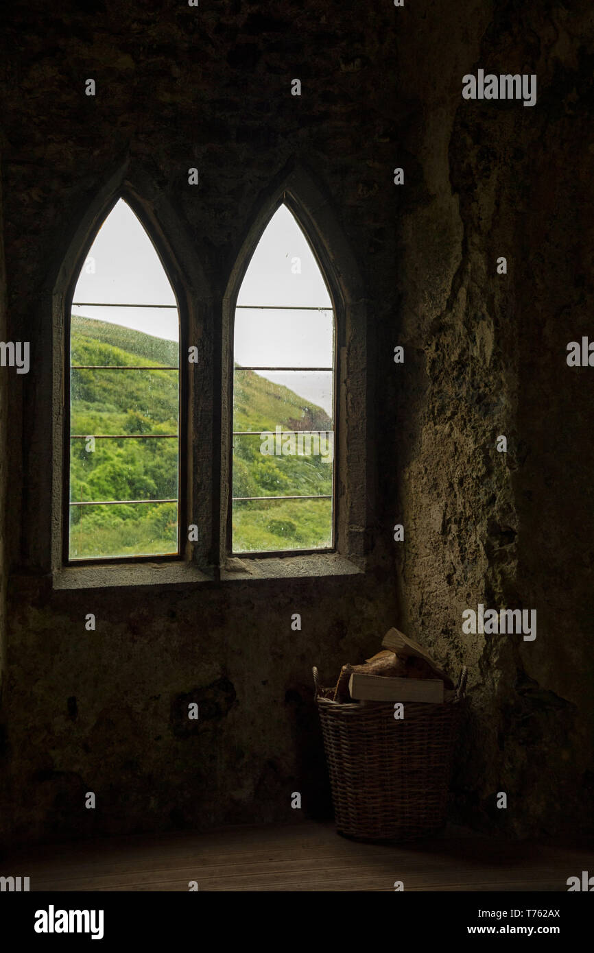 Vista dall'interno del medievale castello normanno Manorbier in Galles, Regno Unito Foto Stock
