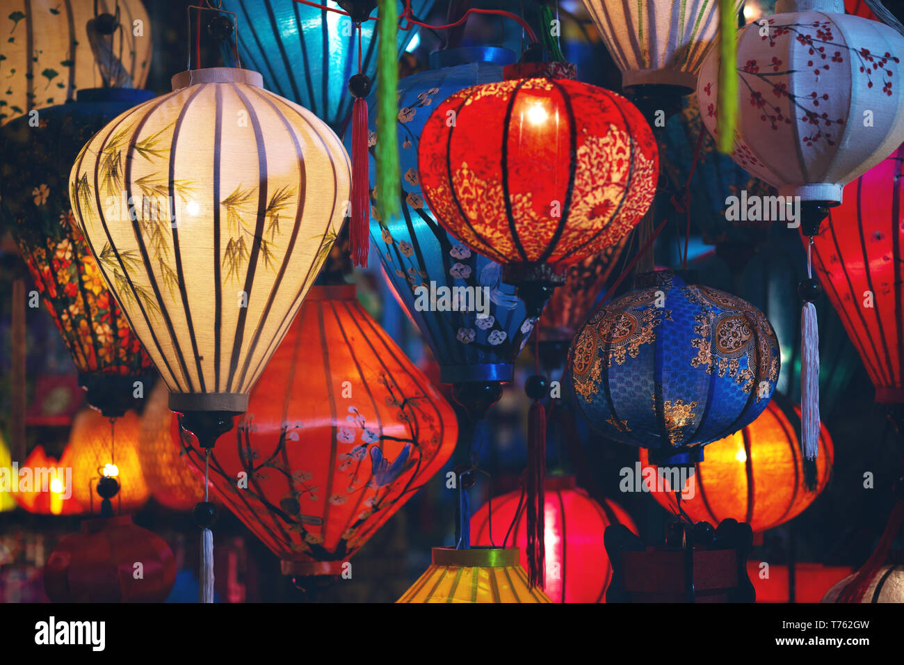 Illuminate lanterne in Vietnam Foto Stock