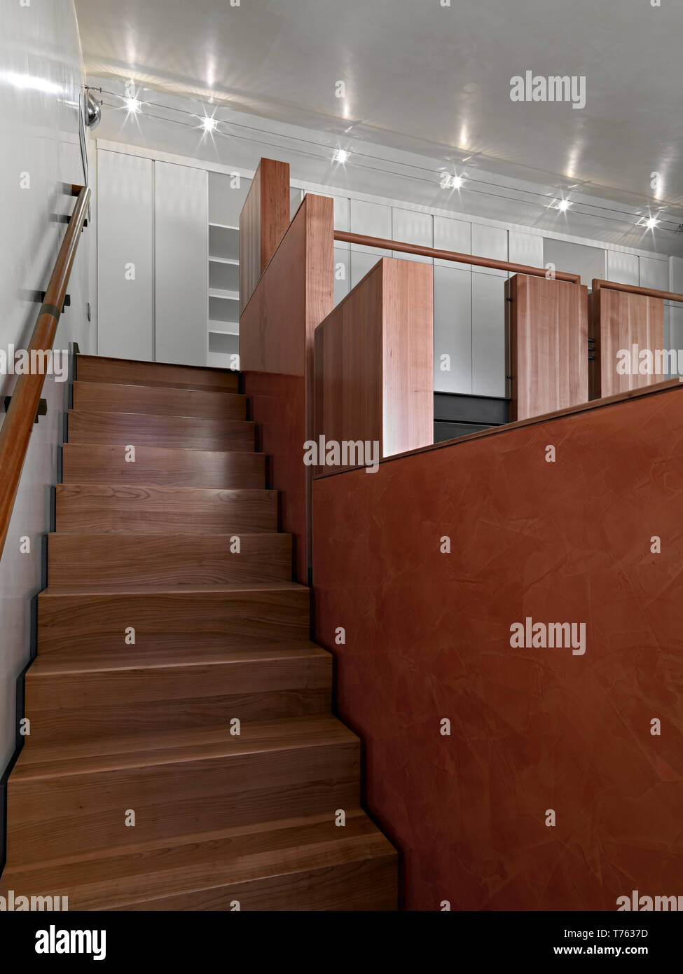 Scatti di interni di un appartamento in primo piano le moderne scale in legno Foto Stock