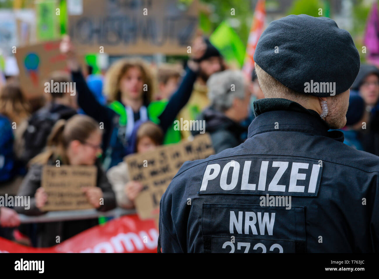 Essen, la zona della Ruhr, Renania settentrionale-Vestfalia, Germania - un poliziotto in azione a venerdì per la futura manifestazione in occasione della RWE generi annuale Foto Stock