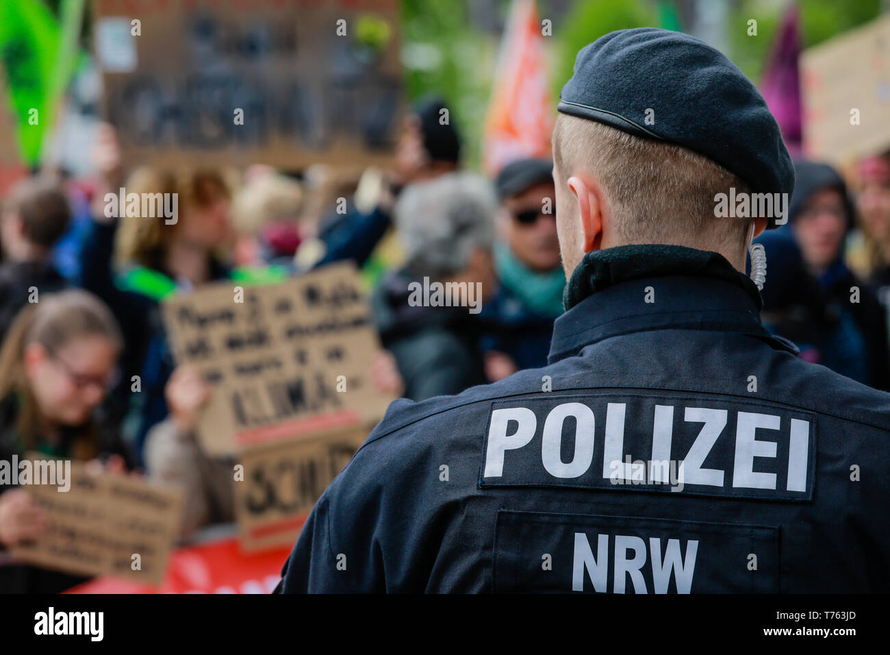 Essen, la zona della Ruhr, Renania settentrionale-Vestfalia, Germania - un poliziotto in azione a venerdì per la futura manifestazione in occasione della RWE generi annuale Foto Stock
