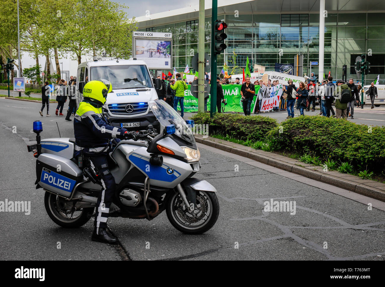 Essen, Ruhrgebiet, Renania settentrionale-Vestfalia, Germania - Polizia in azione a venerdì per la futura manifestazione in occasione della RWE annuale Meeti generale Foto Stock
