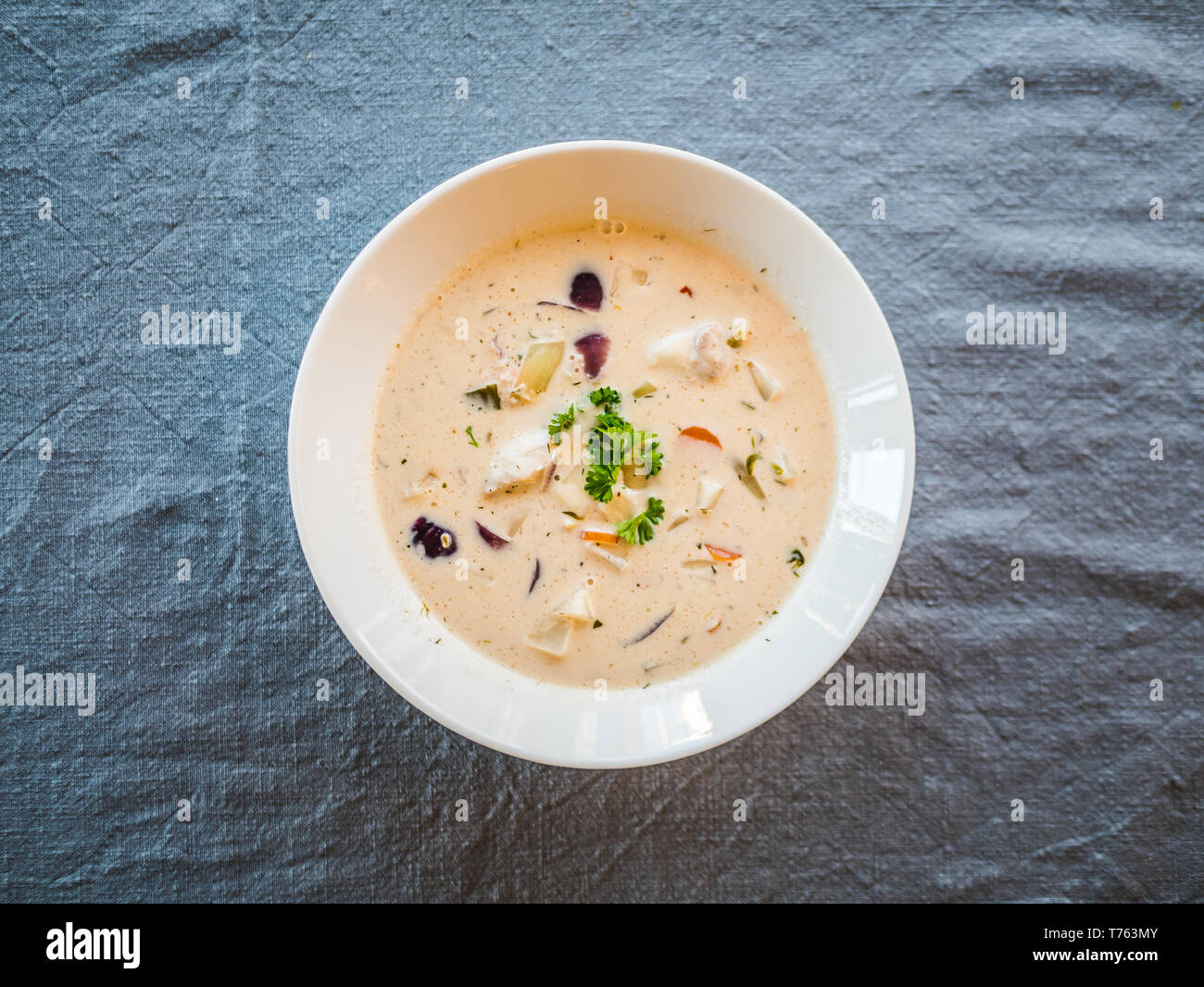 Norvegese zuppa di pesce con merluzzo e salmone in una piastra bianca, vista in pianta da sopra. Foto Stock Norvegese zuppa di pesce con merluzzo e salmone in una piastra bianca, vista in pianta da sopra. Foto Stock