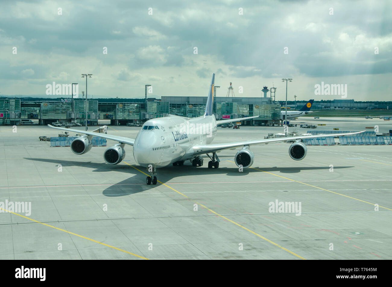 Lufthansa Boeing Aeromobili 747-8 nel terminal di un aeroporto, la manovra all'interno del mozzo. 14/09/2014 Milano Malpensa. Italia Foto Stock