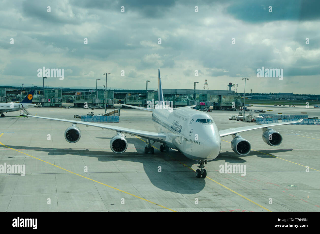 Lufthansa Boeing Aeromobili 747-8 nel terminal di un aeroporto, la manovra all'interno del mozzo. 14/09/2014 Milano Malpensa. Italia Foto Stock