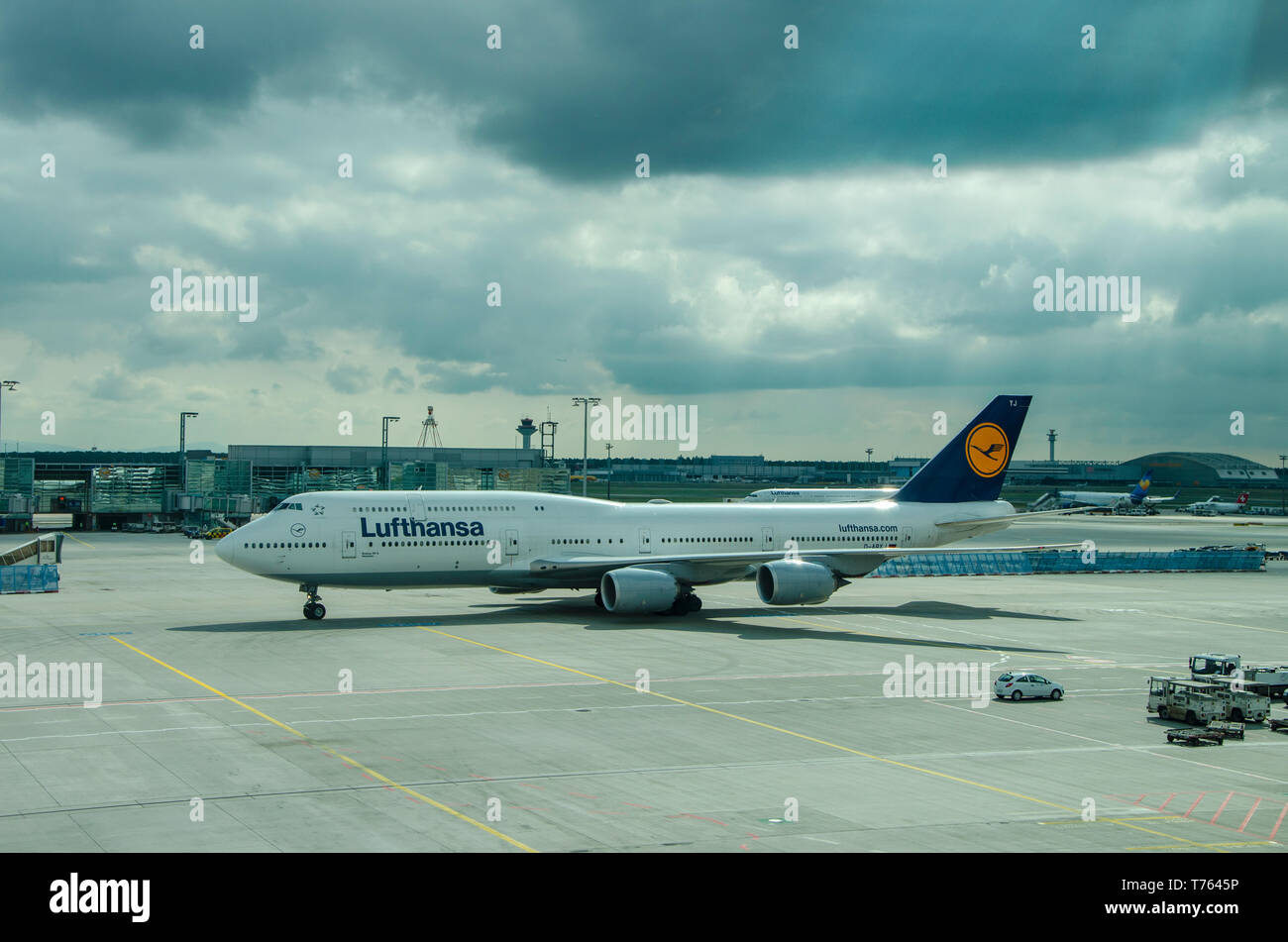 Lufthansa Boeing Aeromobili 747-8 nel terminal di un aeroporto, la manovra all'interno del mozzo. 14/09/2014 Milano Malpensa. Italia Foto Stock