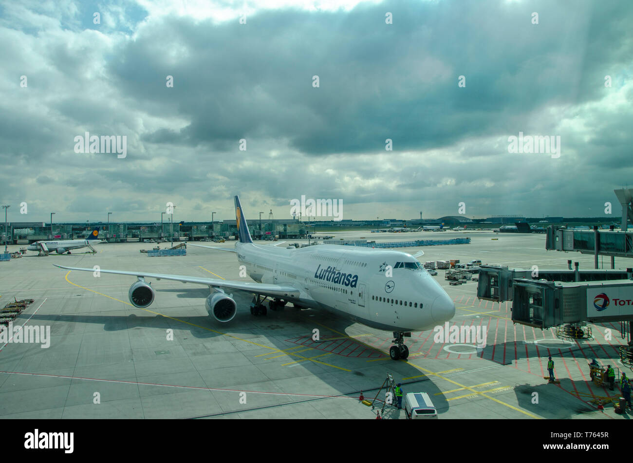 Lufthansa Boeing Aeromobili 747-8 nel terminal di un aeroporto, la manovra all'interno del mozzo. 14/09/2014 Milano Malpensa. Italia Foto Stock