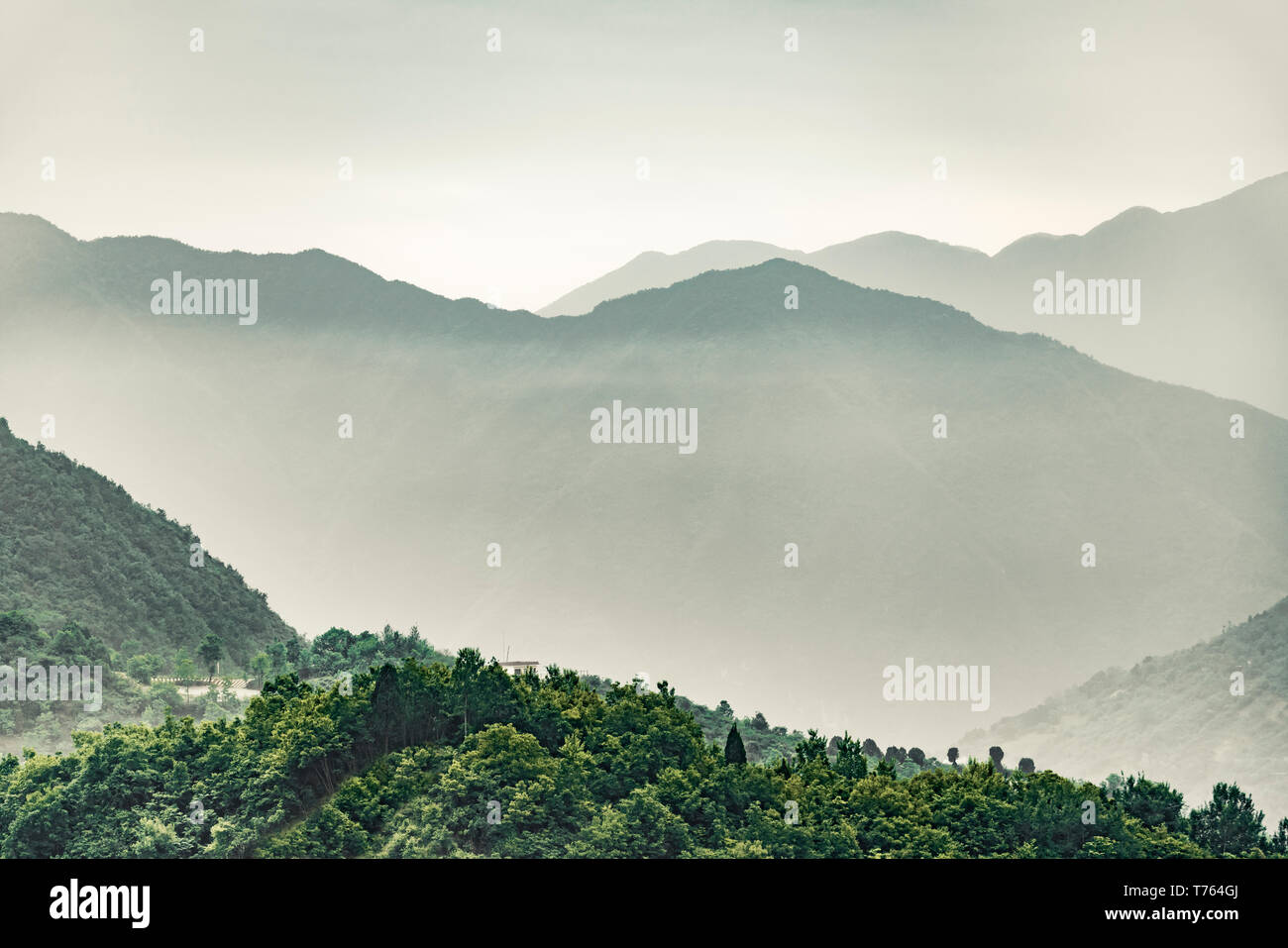 Modello di Qinling lontani gli strati di montagna al tramonto Foto Stock