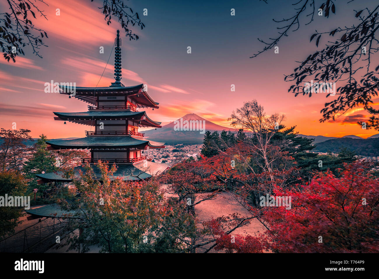 Mt. Fuji con Chureito Pagoda e foglie rosse in autunno sul tramonto a Fujiyoshida, Giappone. Foto Stock