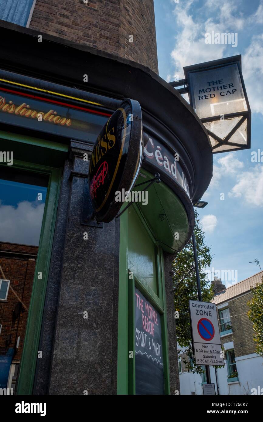 Madre cappuccio rosso, Holloway Road, Londra Foto Stock