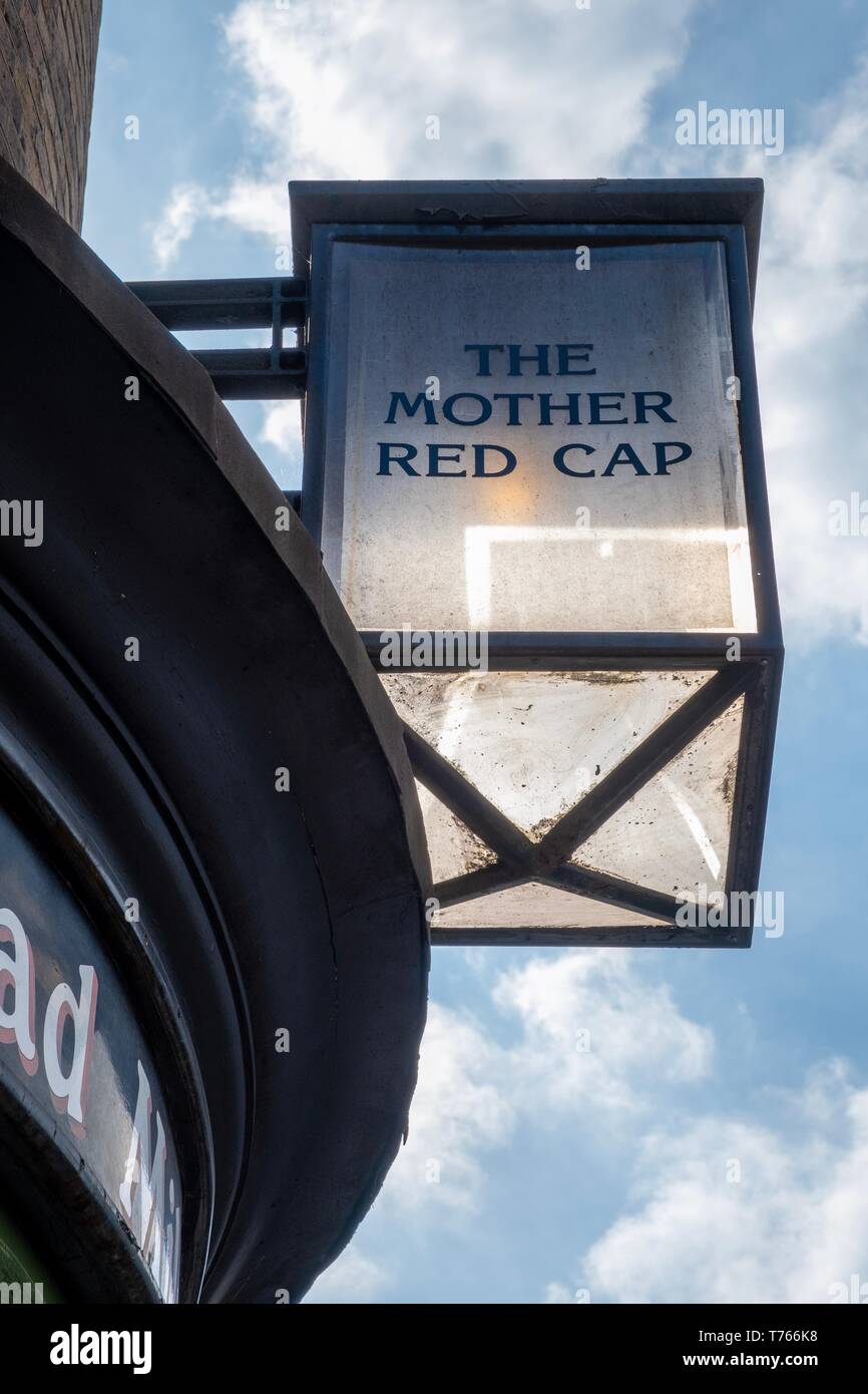 Madre cappuccio rosso, Holloway Road, Londra Foto Stock