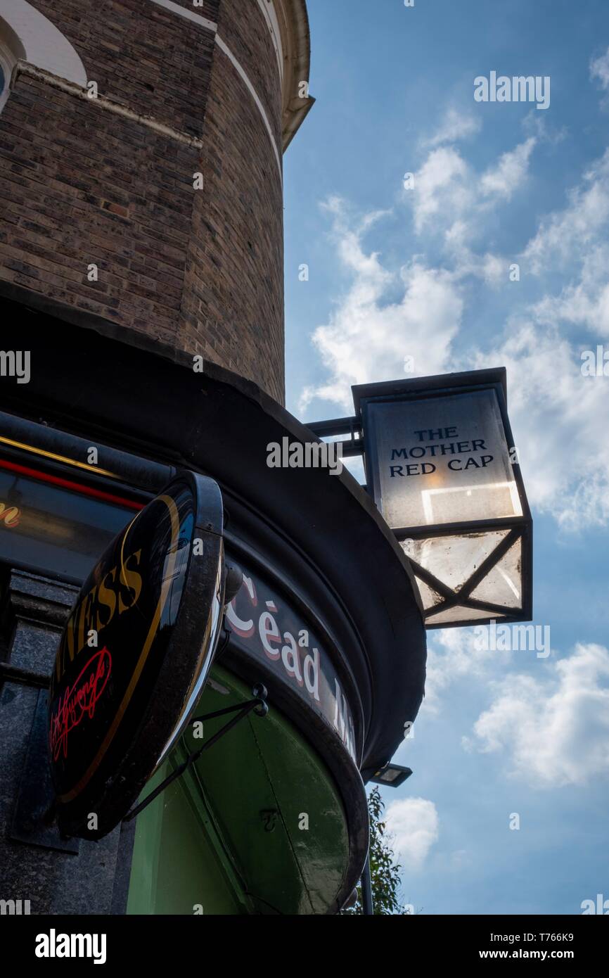 Madre cappuccio rosso, Holloway Road, Londra Foto Stock