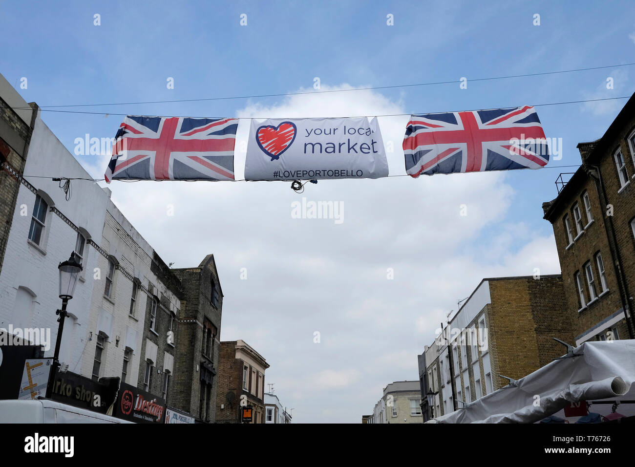 Un banner di lettura "amore il vostro mercato". Portobello Road, Londra Foto Stock