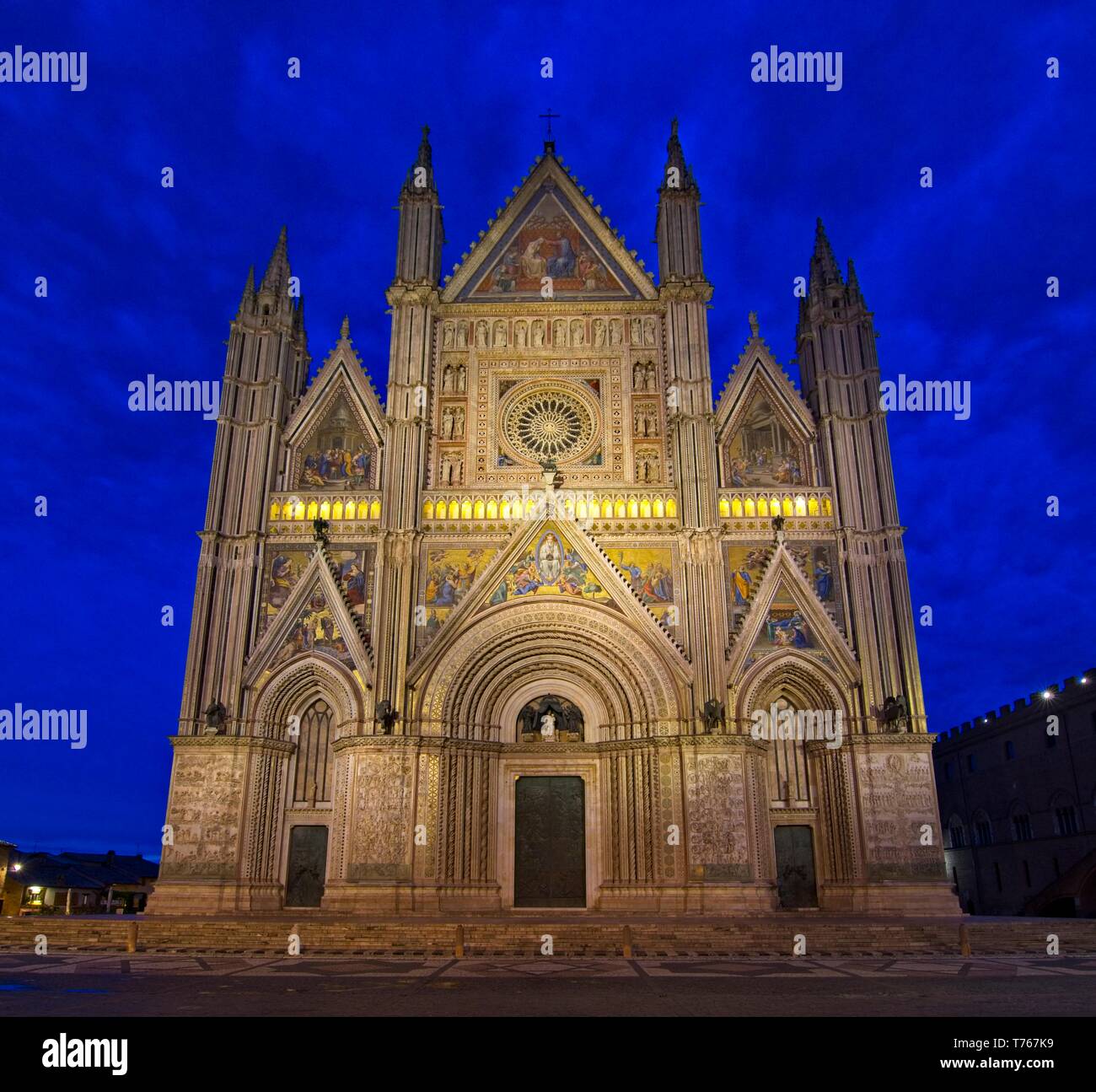 Duomo di orvieto di notte immagini e fotografie stock ad alta risoluzione -  Alamy