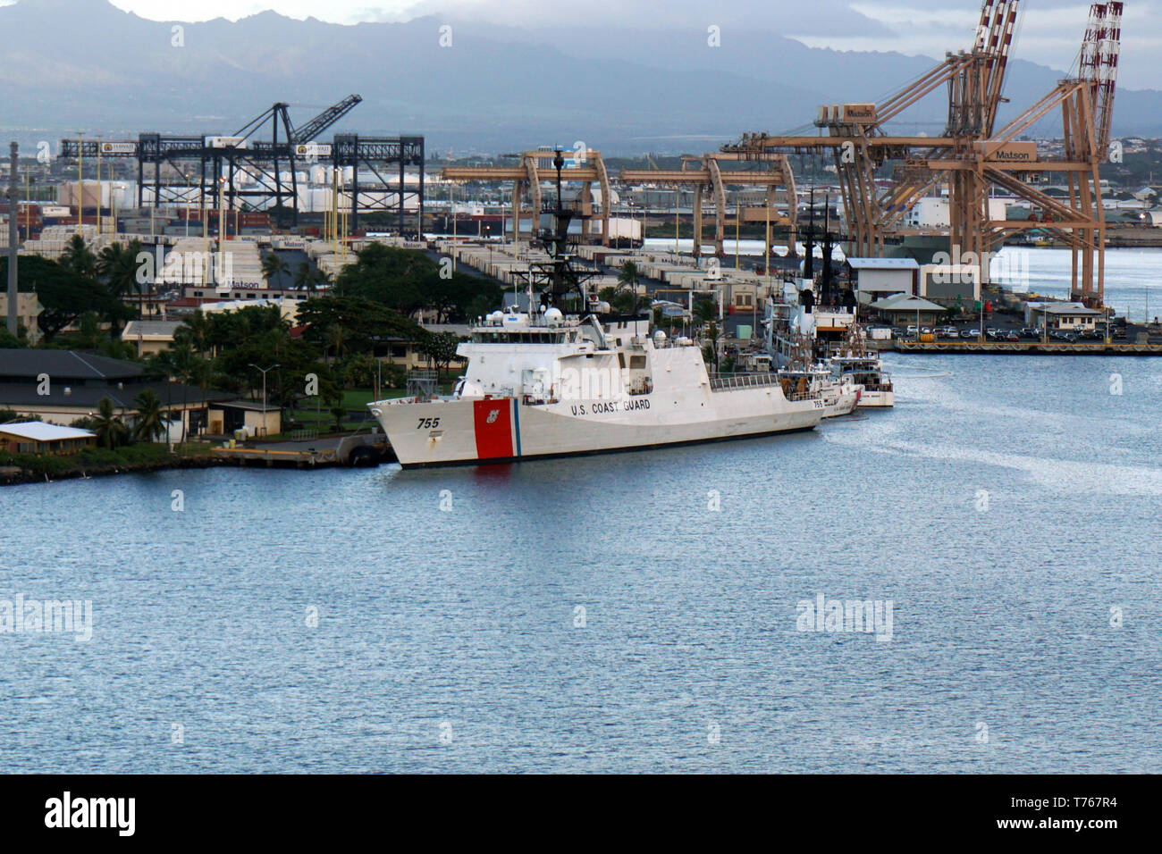 Guardacoste ormeggiata nel porto di Honolulu Foto Stock
