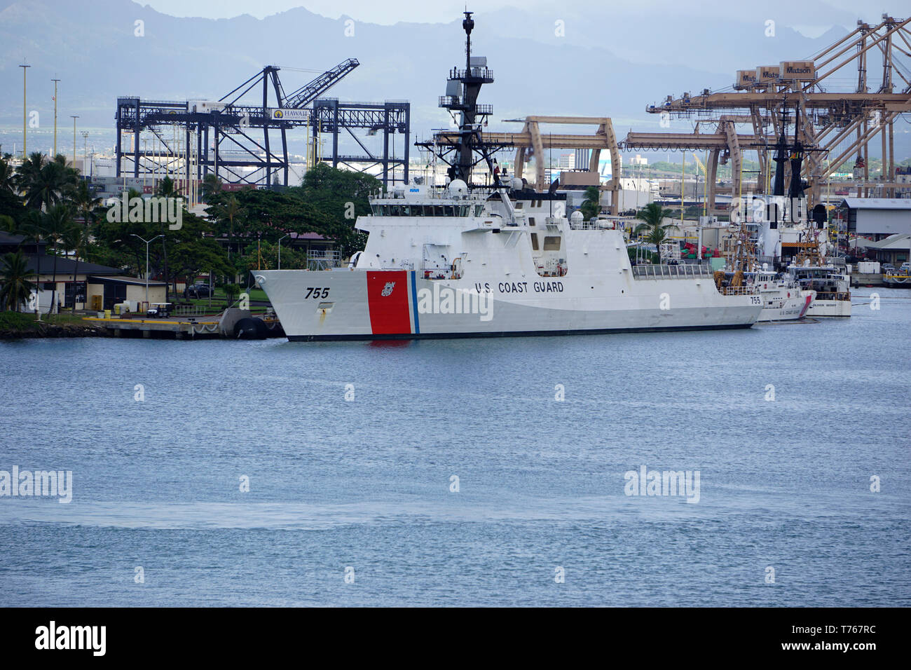 Guardacoste ormeggiata nel porto di Honolulu Foto Stock