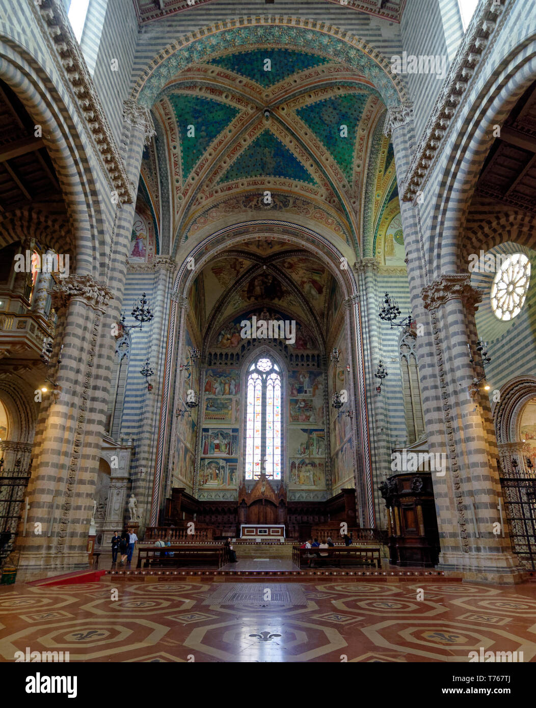 Il bellissimo interno del Duomo di Orvieto (Duomo di Orvieto), con massicci di bianco e grigio di colonne e di magnifici affreschi sulle pareti e sul soffitto Foto Stock