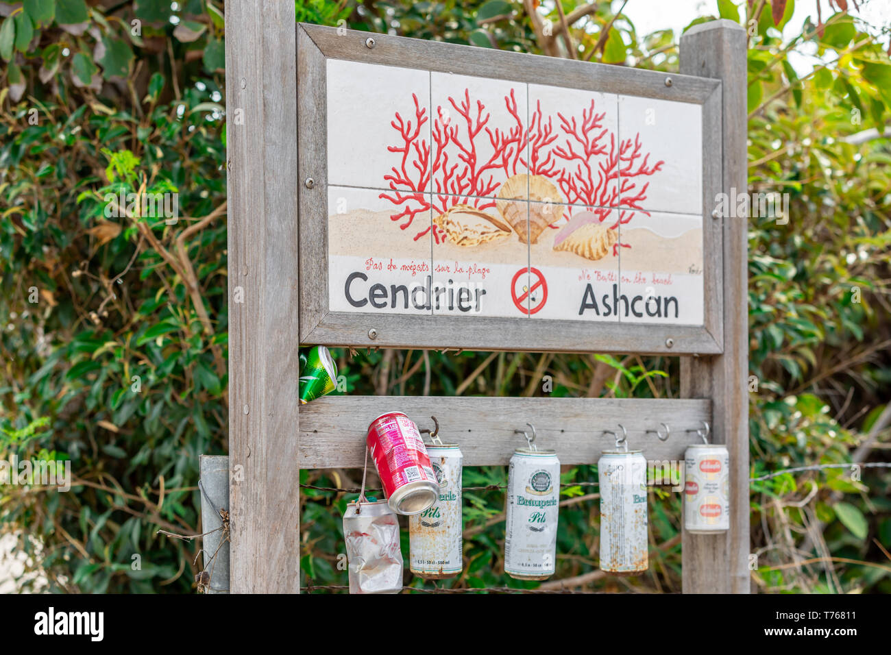 Sign in St Barts dicendo cendrier ashcan con le lattine per mettere fuori cigerettes al Grand Fond, St Barts, Foto Stock