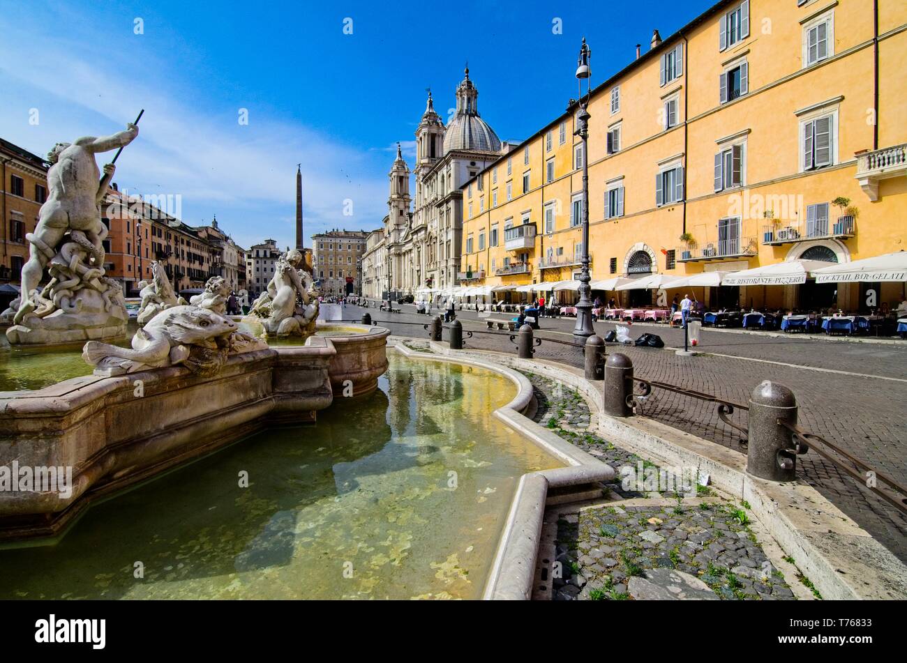 Vista dalla Fontana del Nettuno (Fontana di Nettuno) fino a Piazza Navona, Roma sotto un luminoso cielo blu Foto Stock