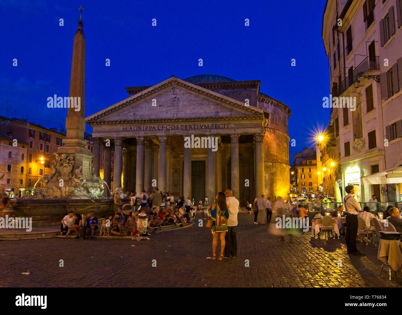 Roma di notte - il Pantheon e la vibrante vita notturna di Piazza della Rotonda e Fontana del Pantheon Foto Stock