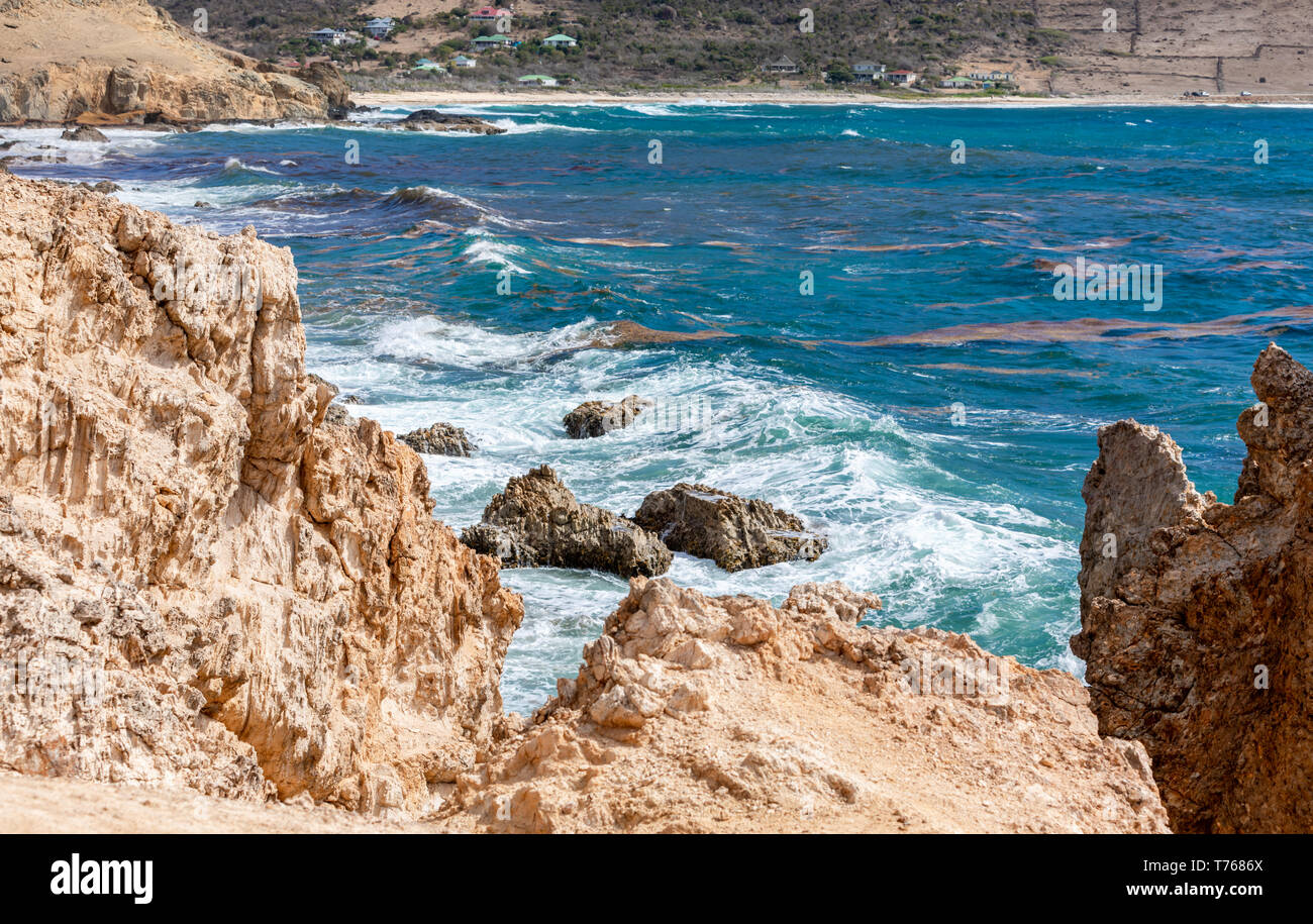 Costa scoscesa e spiaggia di Grand Fond in St Barts Foto Stock