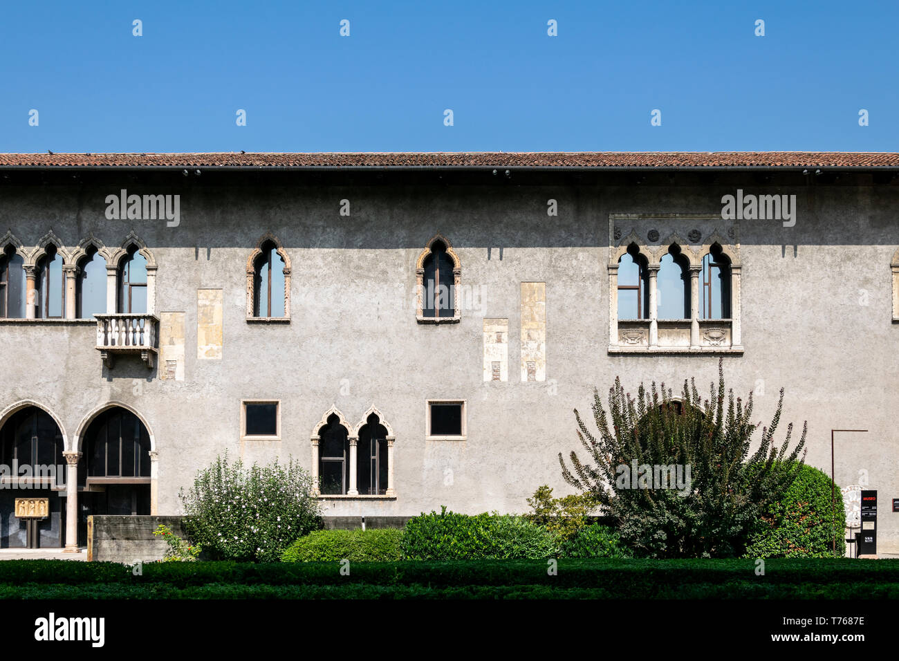 Il cortile della ex parata a terra all'interno del terreno di Castelvecchio, Verona, Italia Foto Stock