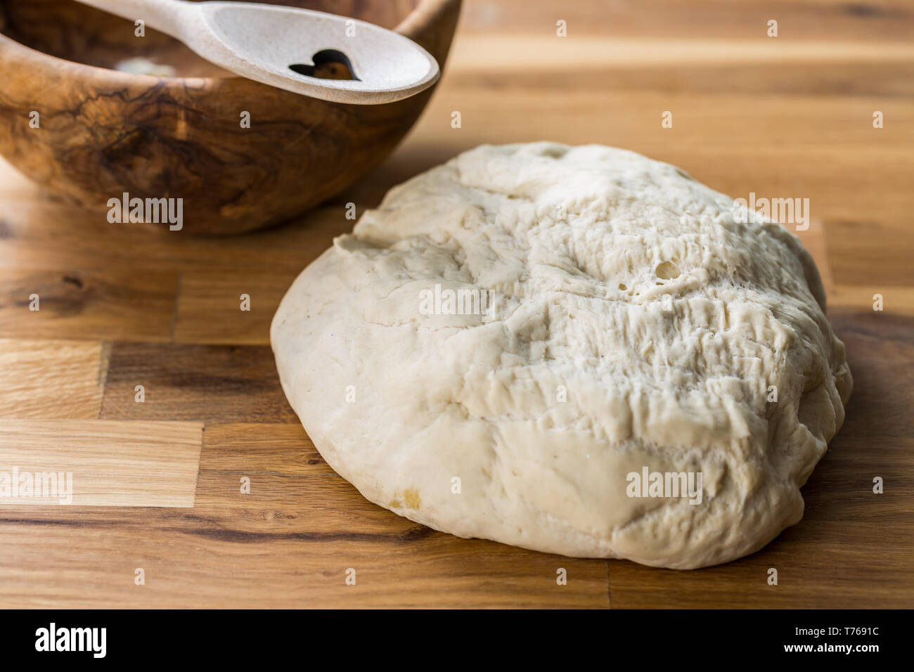 Lievito fresco la pasta per pane e pizza e baguette su sfondo di legno Foto Stock