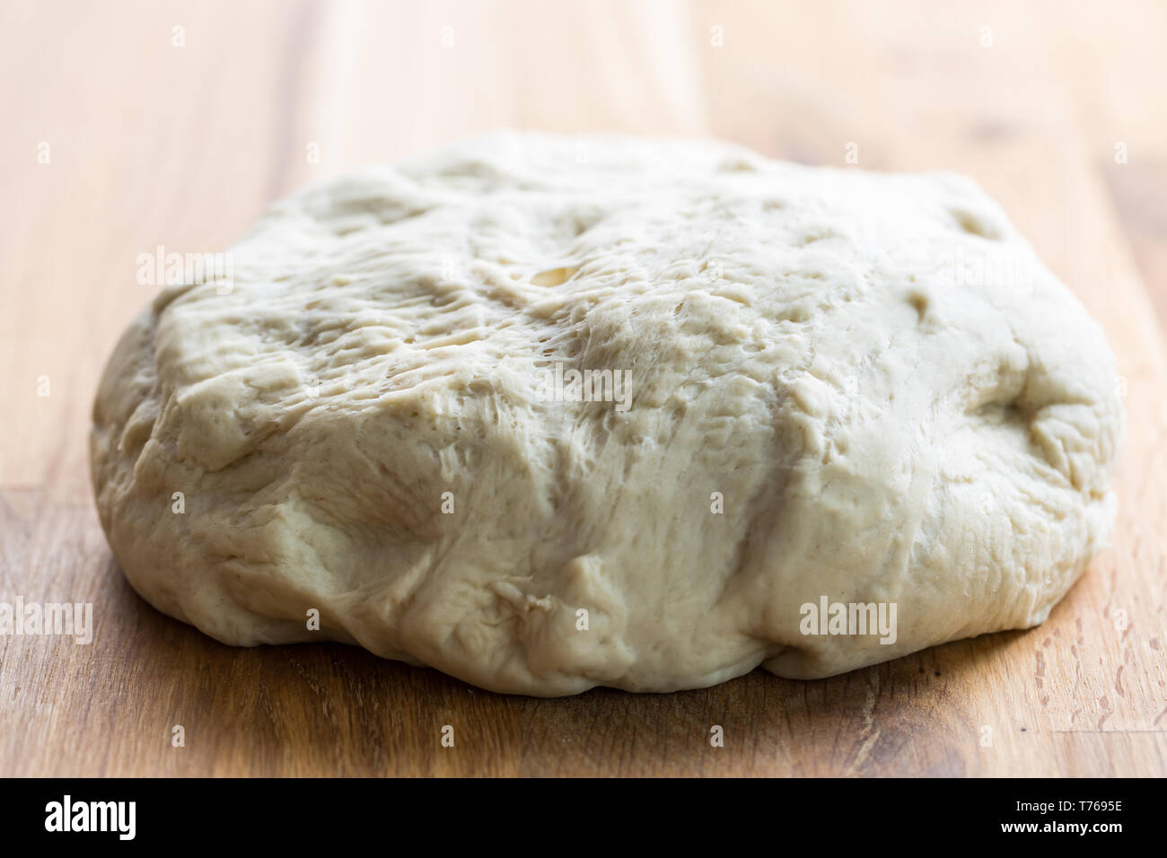 Lievito fresco la pasta per pane e pizza e baguette su sfondo di legno Foto Stock