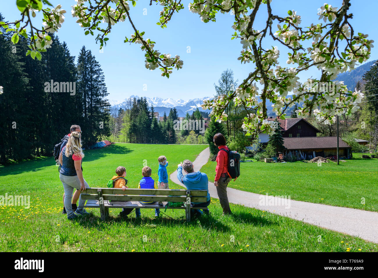 Gita di famiglia in primavera nei pressi di Ofterschwang in Algovia superiore Foto Stock