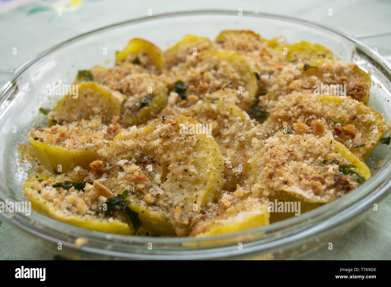 Gratinéed cotti al forno le patate in un bicchiere teglia Foto Stock