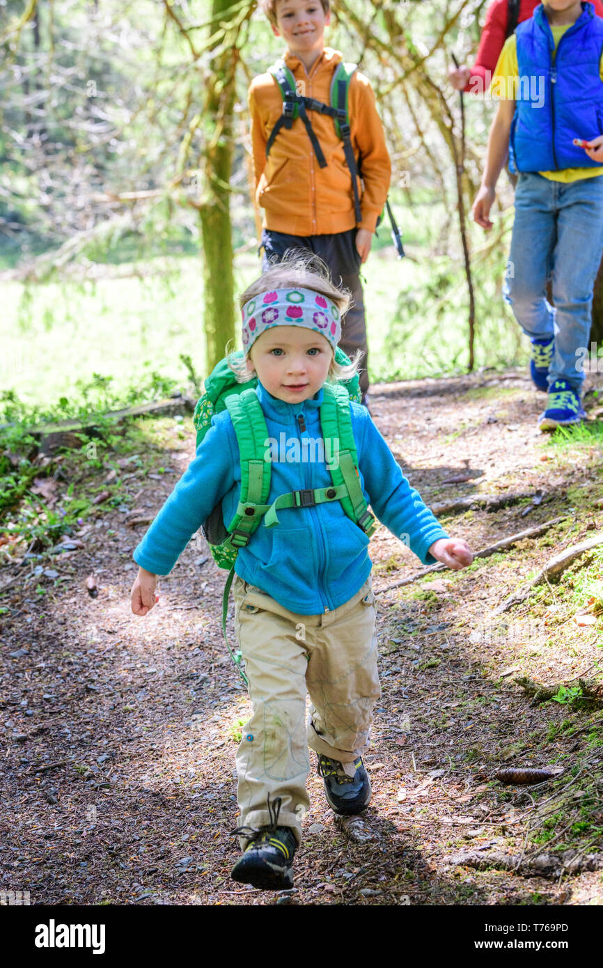 Alla scoperta della natura con i bambini in primavera nei pressi di Ofterschwang in Algovia superiore Foto Stock