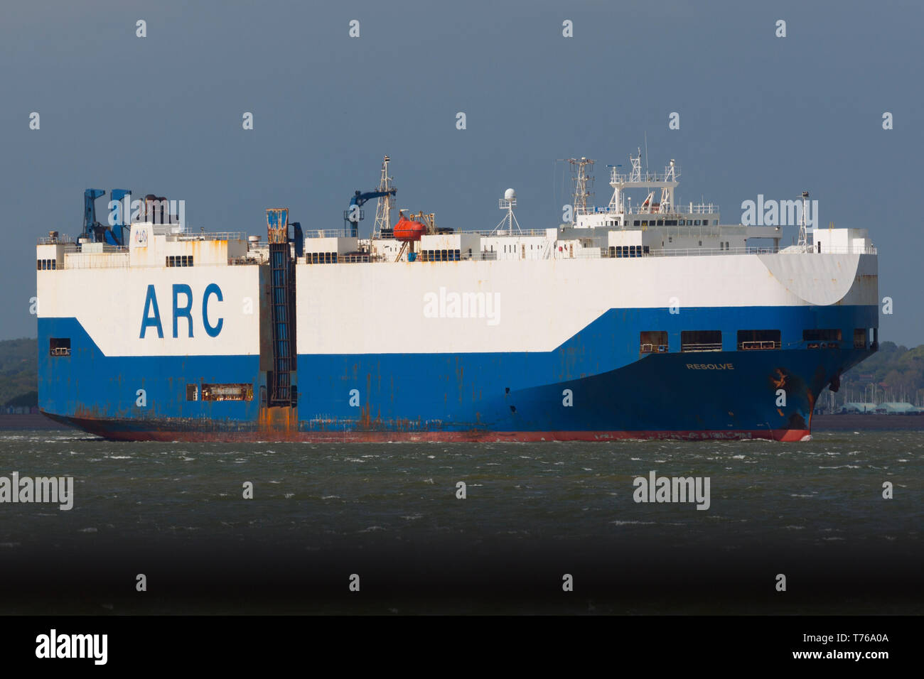 RORO,rotolo sul rotolo, veicolo, Off,grande,l'importazione,servizi,spedizioni,agent,porto,porto,Master,avviare,escort,pilot,auto,veicolo,Carrier,,nave,Southampton,ter Foto Stock