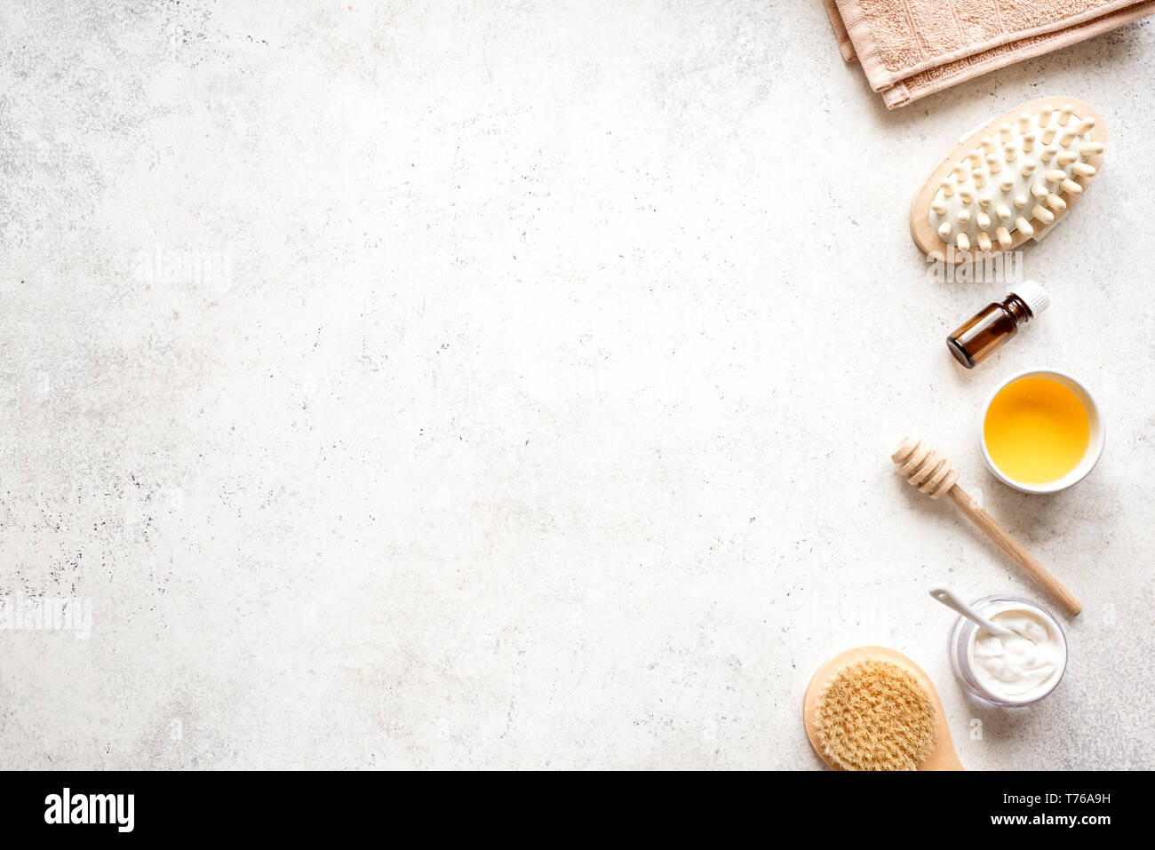 Spa sfondo con panna e miele, spazio copia, piatto laici. Natural spa cosmetici e trattamento biologico concetto su bianco. Foto Stock