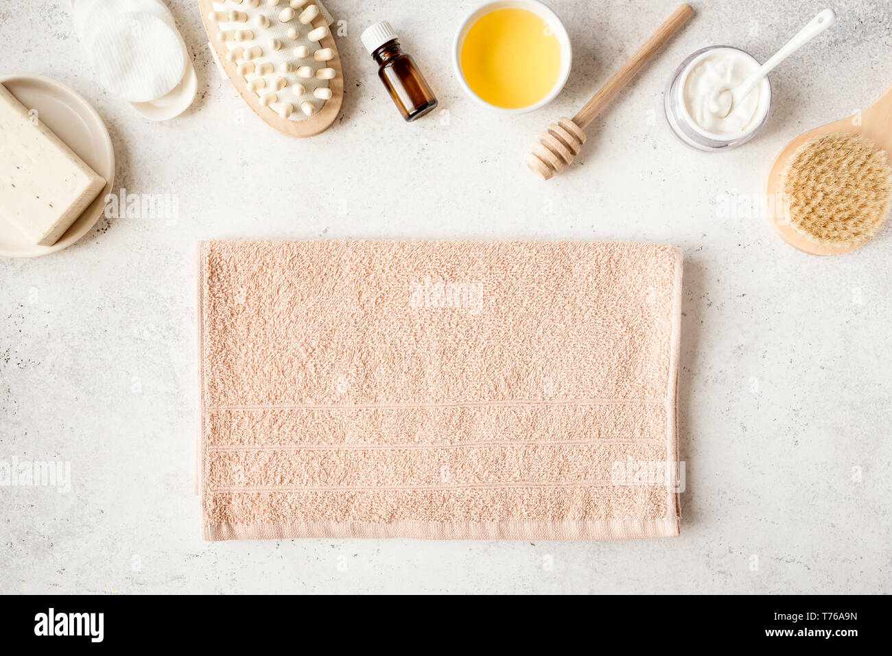 Spa sfondo con panna e miele, spazio copia, piatto laici. Natural spa cosmetici e trattamento biologico concetto su bianco. Foto Stock
