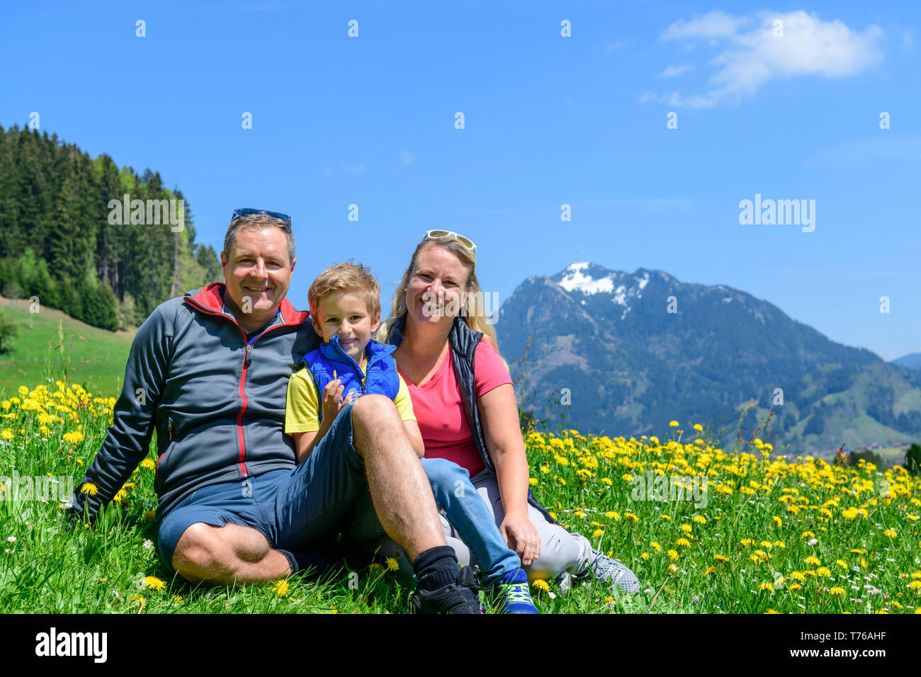 La famiglia per godersi la natura in primavera nei pressi di Ofterschwang in Algovia superiore Foto Stock