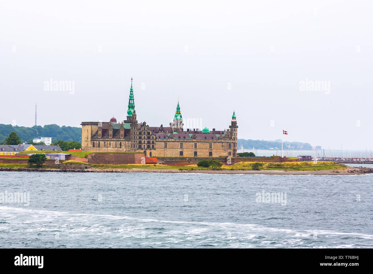 Il Castello di Kronborg sulla riva a Helsingor Foto Stock