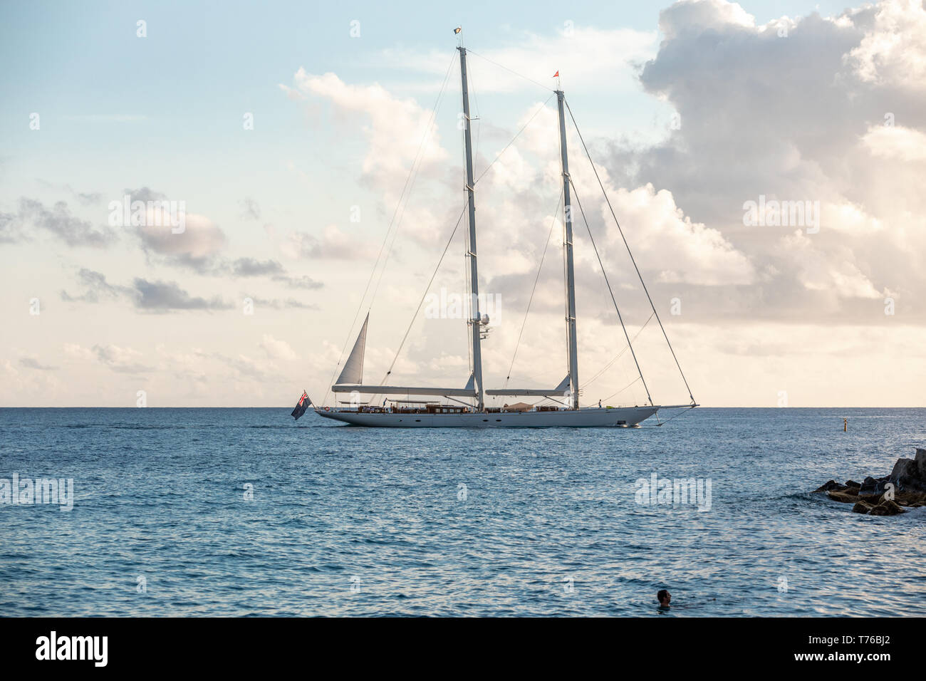 Privato grande yacht a vela al largo di San Barts Foto Stock