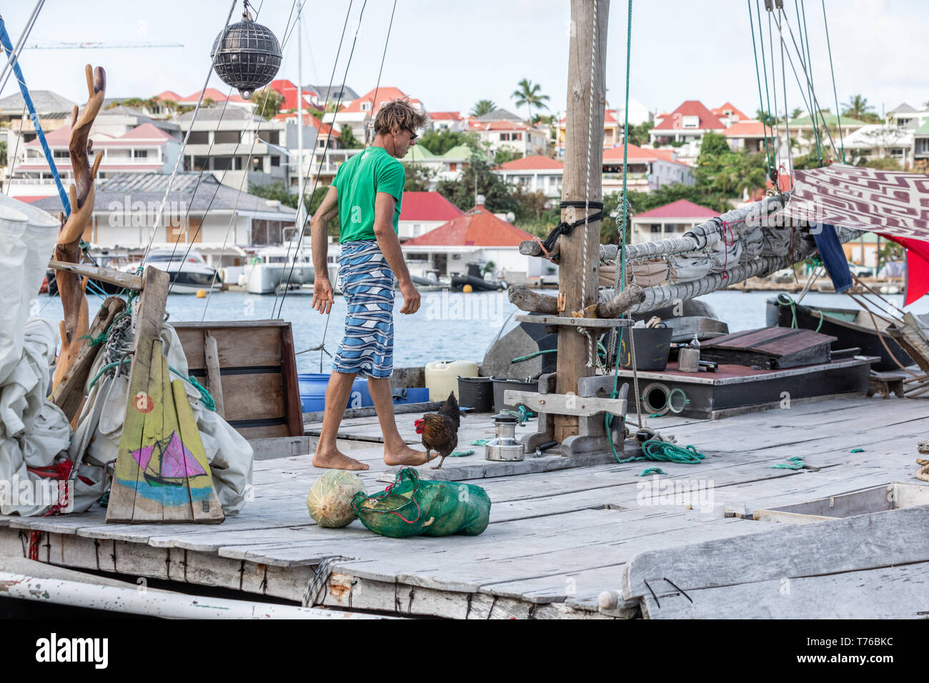 Uomo su una imbarcazione a vela in Gustavia, St Barts Foto Stock