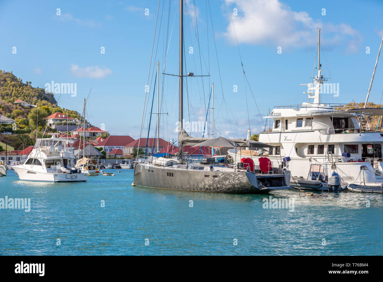 Costoso yachts al posto barca nel porto di Gustavia, St Barts Foto Stock