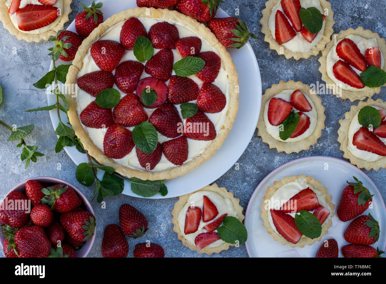 Crostata con fragole e panna decorato con foglie di menta Foto Stock