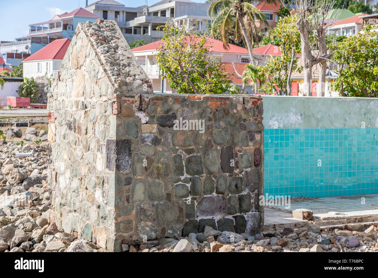 Un colorato raffigurazione di una imbarcazione a vela in legno di scarto in Gustavia, St Barts Foto Stock