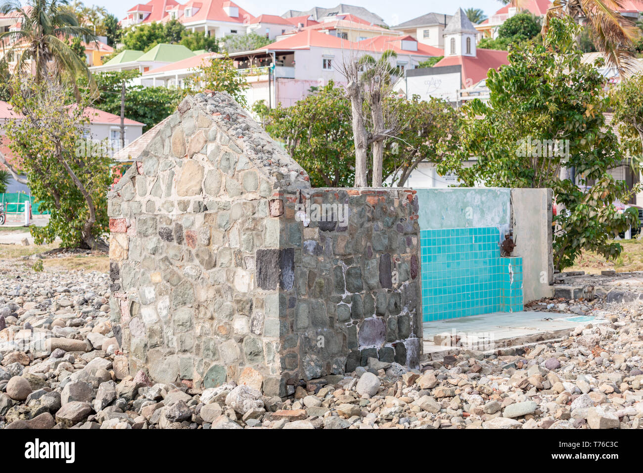 Un vecchio edificio in pietra che ha parzialmente caduto in Gustavia, St Barts Foto Stock