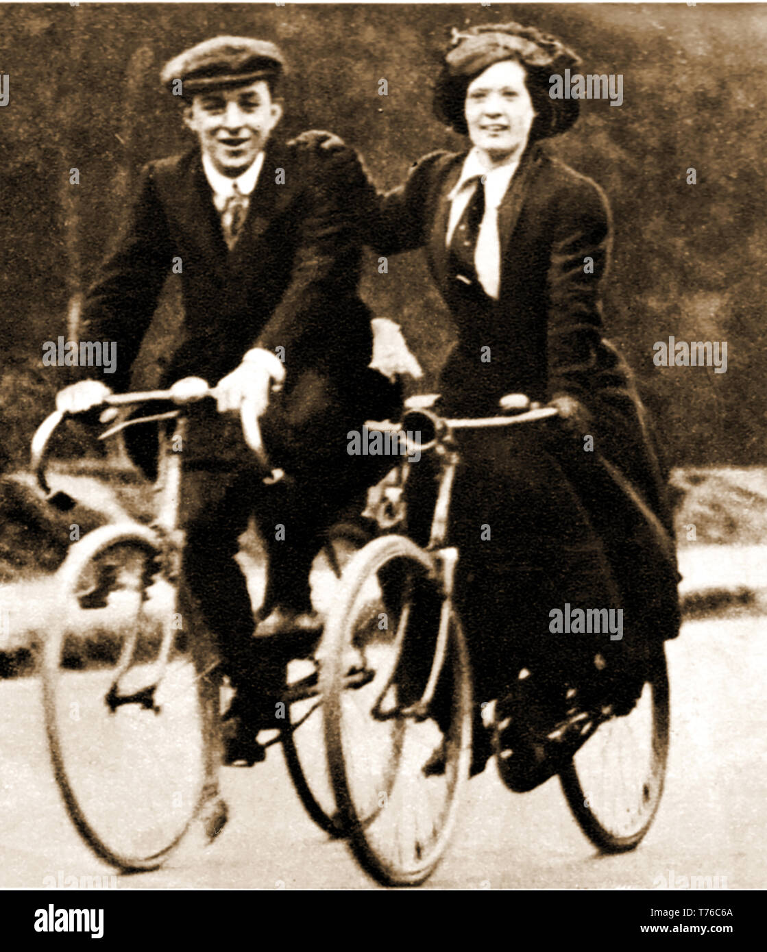 Un inizio di fotografia di un uomo e di una donna a cavallo le loro biciclette circa 1910 Foto Stock